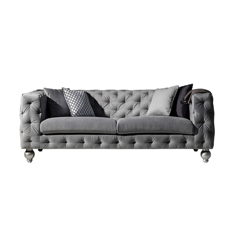Sofa Prado to klasyka wsród sof,  pikowany korpus sofy połaczony z zaoblonym siedziskiem wypełnionym  bardzo komfortową pianką,  wsparty na  drewnianych nóżkach w kształcie kuli.