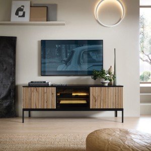 Szafka pod telewizor Piaski SENTO RTV154 szer. 154 cm z ozdobnymi ryflowaniami, kolor czarny/dąb wotan, oświetlenie LED