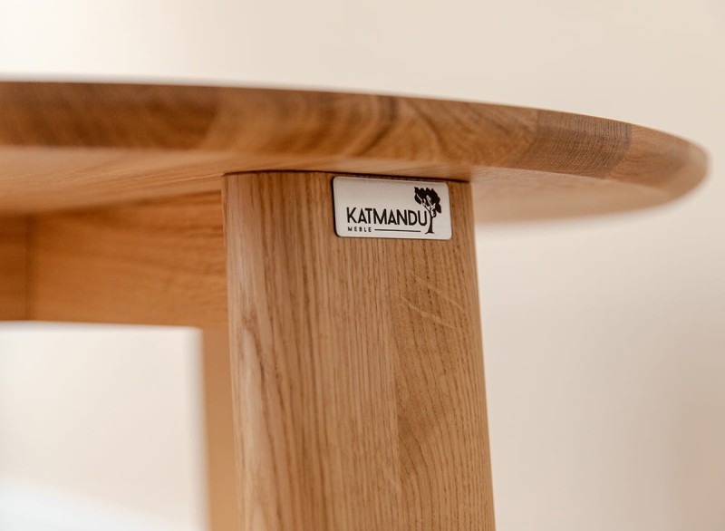 Detal nr5 stolika kawowego Katmandu Meble MONTI okrągły dębowy 61 cm