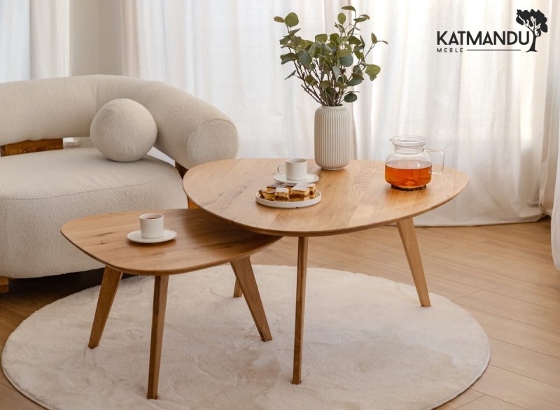 Aranżacja - Owalna ława dębowa Katmandu Meble ORBETELLO 67×68 cm – stylowy, owalny stolik kawowy z litego dębu