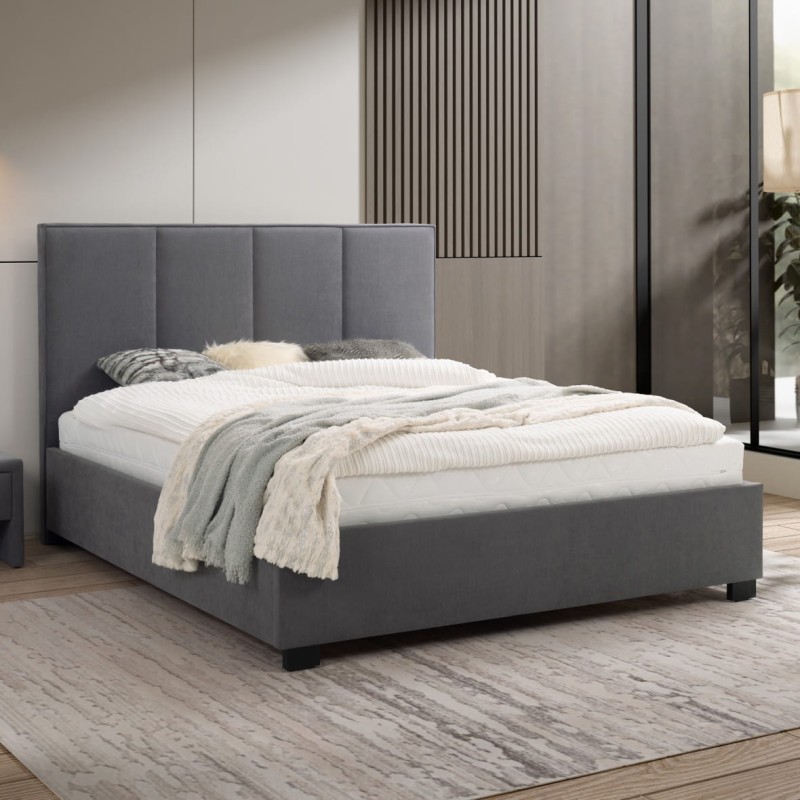 Aranżacja łóżka tapicerowanego BRIGITTE, na wezgłowiu grubsze pasy pionowe