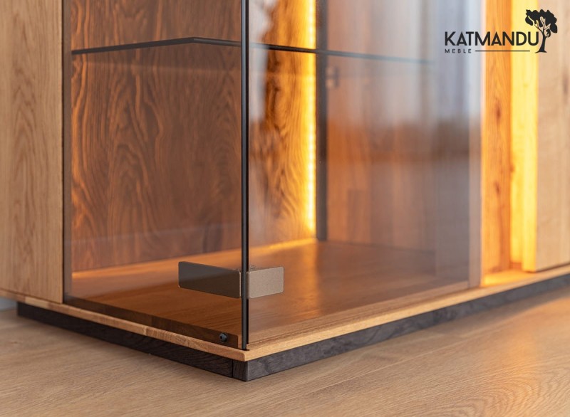 komoda-tv-debowa-z-przeszkleniem-oswietleniem-led-katmandu-collodi-detal.jpg