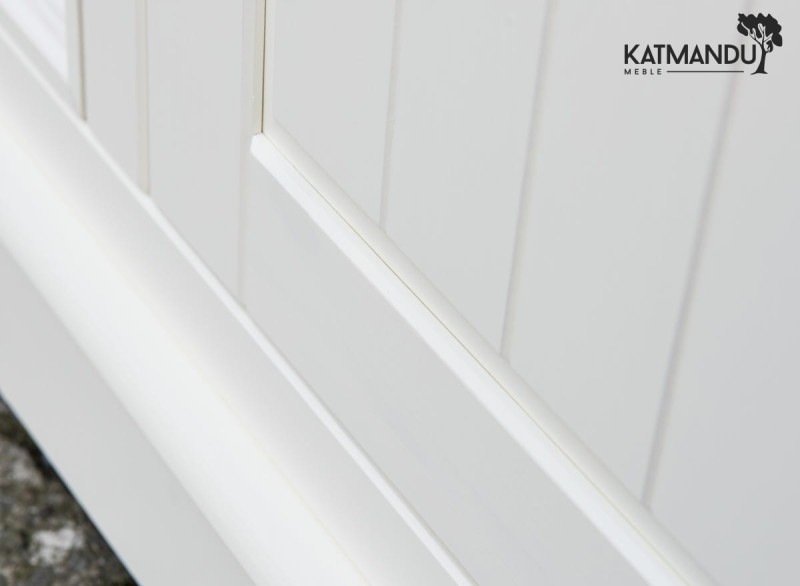 meble-sosnowe-frezowane-drewniane-biale.jpg