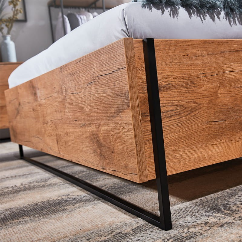 Łoże Loft - wykonane z grubej płyty laminowanej, z czarnymi elementami metalowymi i tapicerowanym wezgłowiem. Stabilna, wysoka konstrukcja korpusu. Możliwość zamontowania praktycznego pojemnika.