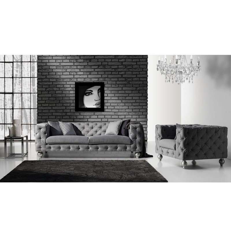 Sofa Chester to klasyka wśród sof,  pikowany korpus sofy połączony z zaoblonym siedziskiem wypełnionym  bardzo komfortową pianką,  wsparty na  drewnianych nóżkach w kształcie kuli.