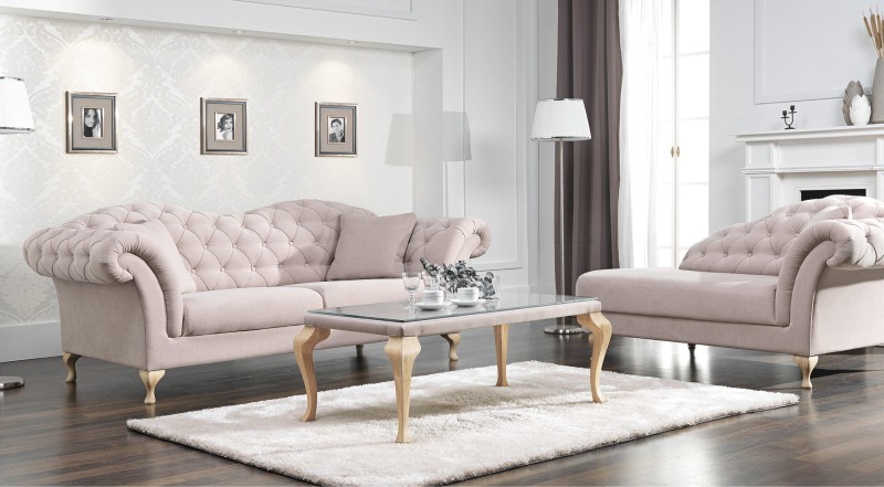 Sofa Paris to Elegancka i klasyczna  forma która  wpasuje się w najbardziej wyszukane wnętrza,  głęboko pikowane oparcie i stylizowane nóżki oraz oryginalny kształt sofy sprawia że jest ona iście królewska.
