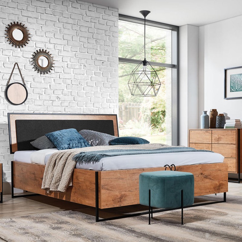 Łoże Loft - wykonane z grubej płyty laminowanej, z czarnymi elementami metalowymi i tapicerowanym wezgłowiem. Stabilna, wysoka konstrukcja korpusu. Możliwość zamontowania praktycznego pojemnika.