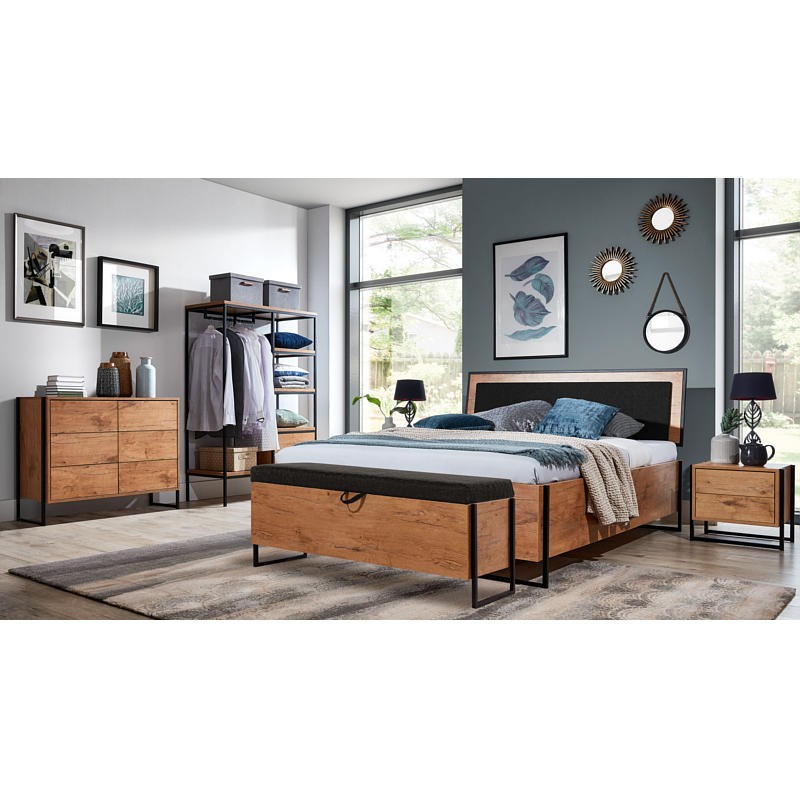 Łoże Loft - wykonane z grubej płyty laminowanej, z czarnymi elementami metalowymi i tapicerowanym wezgłowiem. Stabilna, wysoka konstrukcja korpusu. Możliwość zamontowania praktycznego pojemnika.