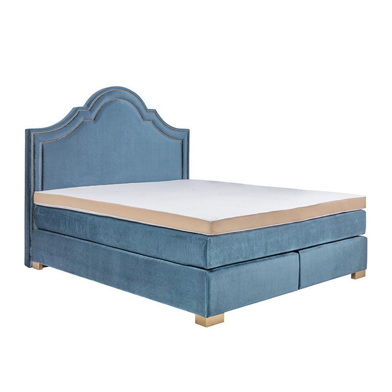 Łoże kontynentalne 900 z estetycznym i eleganckim wezgłowiem ozdobionym ćwiekami. Stabilna, mocna podstawa zapewnia właściwe podparcie materaca. Metalowa noga chromowana.