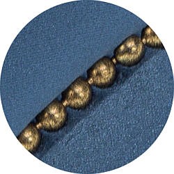 Złote ćwieki na wezgłowiu. Łoże kontynentalne 900 z estetycznym i eleganckim wezgłowiem ozdobionym ćwiekami. Stabilna, mocna podstawa zapewnia właściwe podparcie materaca. Metalowa noga chromowana.