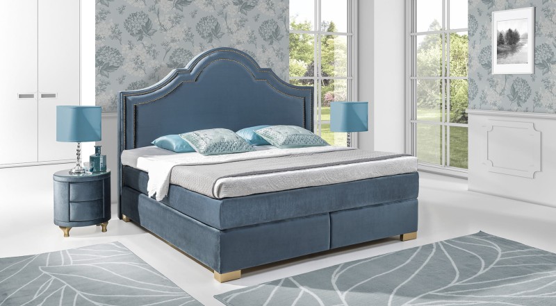 Łoże kontynentalne 900 z estetycznym i eleganckim wezgłowiem ozdobionym ćwiekami. Stabilna, mocna podstawa zapewnia właściwe podparcie materaca. Metalowa noga chromowana.