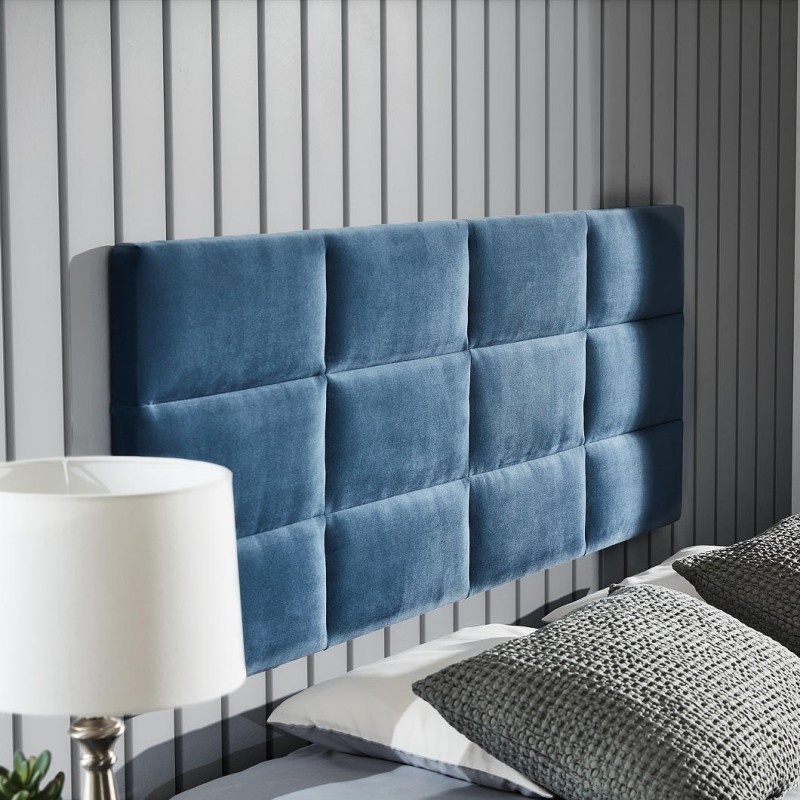 Łoże kontynentalne  z wezgłowiem wieszanym na ścianie pikowanym w foremne prostokąty. Ekonomiczne wymiarowo, nie zajmuje dodatkowego miejsca. Praktyczny pojemnik na stelażu elastycznym. Metalowa noga chromowana.