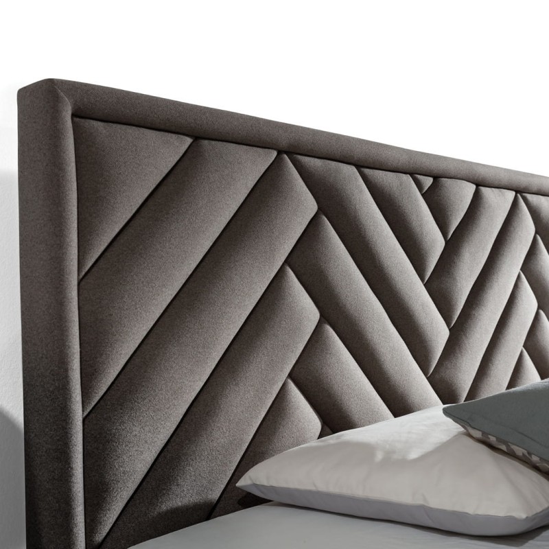 Łóżko Tapicerowane Premium 77 -  Wspaniałe ręcznie robione wezgłowie w kształcie jodełki, każdy element wezgłowia jest oddzielnie obijany materiałem i pojedyńczo montowany do wezgłowia, dlatego też sprawia on wrażenie trójwymiarowego.