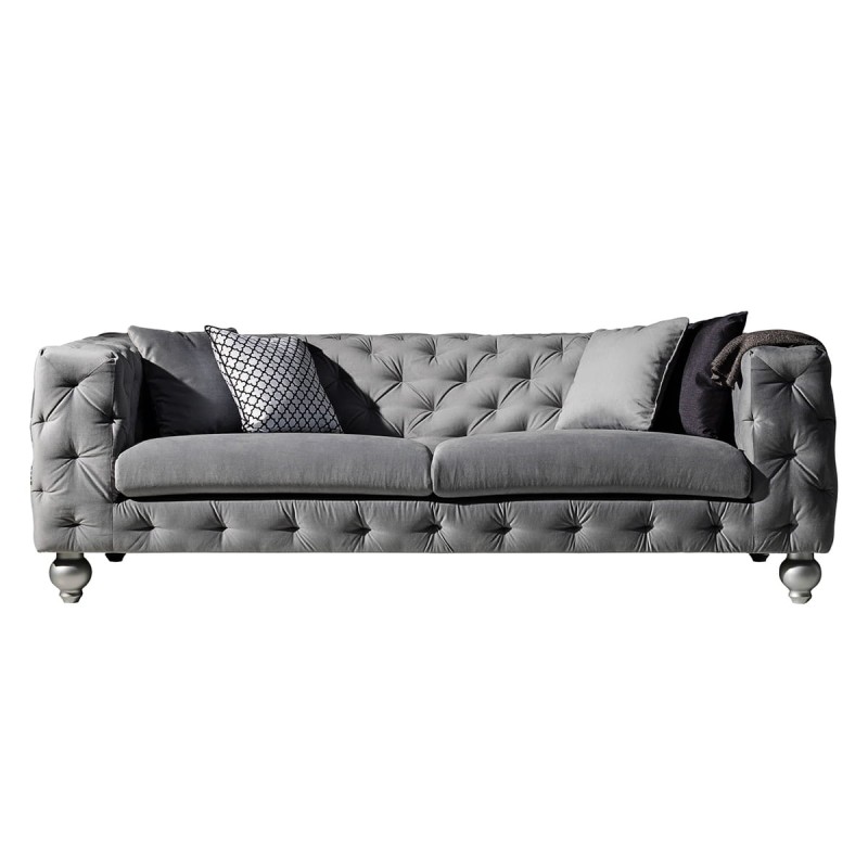Sofa Chester to klasyka wśród sof,  pikowany korpus sofy połączony z zaoblonym siedziskiem wypełnionym  bardzo komfortową pianką,  wsparty na  drewnianych nóżkach w kształcie kuli.