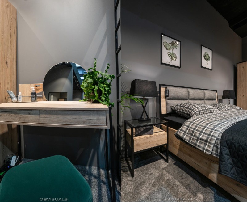 Zdjęcie toaletki z lustrem oraz łóżka wraz ze stolikiem nocnym z kolekcji New Elegance GLASS LOFT