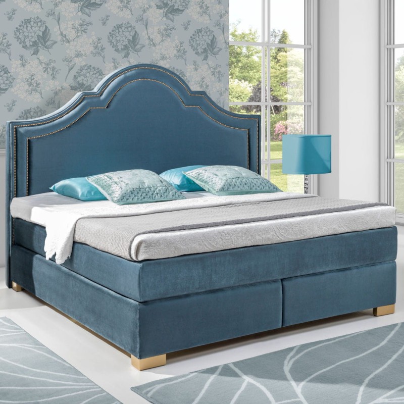 Łoże kontynentalne 900 z estetycznym i eleganckim wezgłowiem ozdobionym ćwiekami. Stabilna, mocna podstawa zapewnia właściwe podparcie materaca. Metalowa noga chromowana.