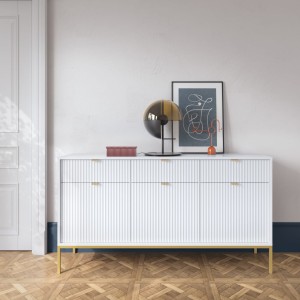 Komoda Piaski NOVA KSZ154 szer. 154 cm z ryflowaniami, kolor biały, złote uchwyty