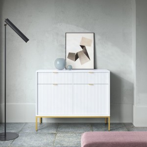 Komoda Piaski NOVA KSZ104 szer. 104 cm z ryflowaniami, kolor biały, złote uchwyty