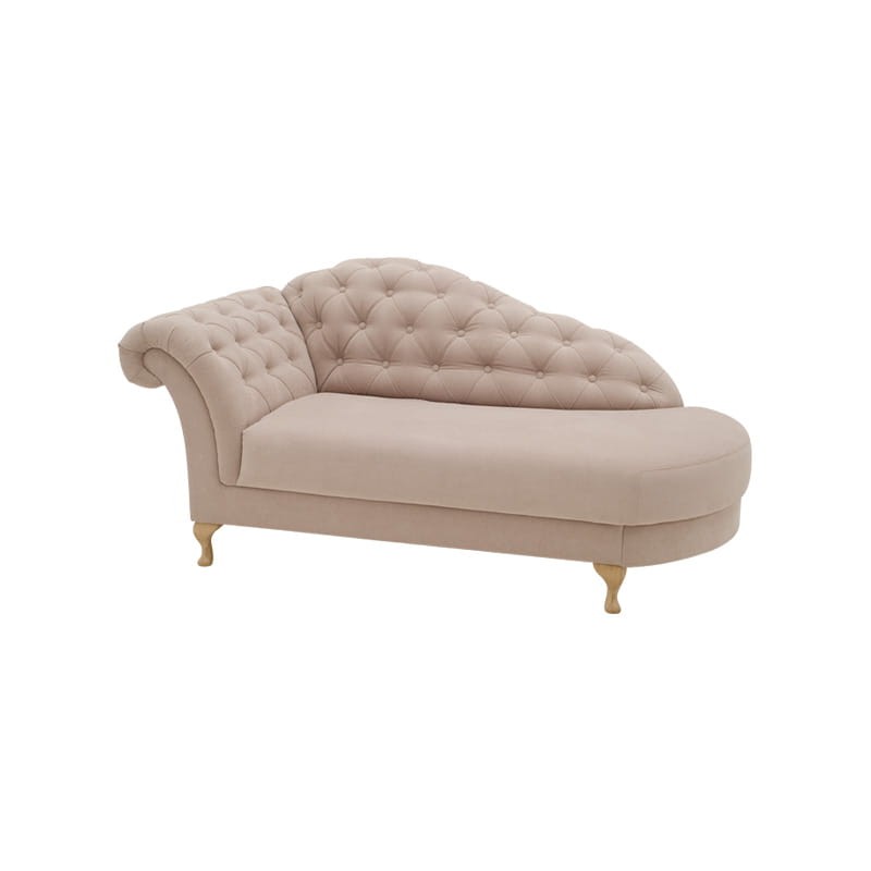 Sofa Paris to Elegancka i klasyczna  forma która  wpasuje się w najbardziej wyszukane wnętrza,  głęboko pikowane oparcie i stylizowane nóżki oraz oryginalny kształt sofy sprawia że jest ona iście królewska.